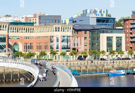 Menschen auf Gateshead Millennium Bridge mit Newcastle Quayside im Hintergrund. Newcastle Upon Tyne, England. UK Stockfoto