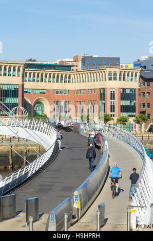 Menschen auf Gateshead Millennium Bridge mit Newcastle Quayside im Hintergrund. Newcastle Upon Tyne, England. UK Stockfoto