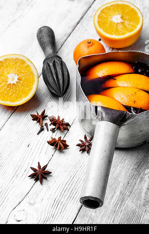 heißes Getränk basierend auf Rotwein, Orange und Gewürze im Topf Stockfoto