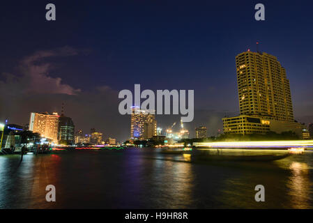 Blaue Stunde auf dem Chao Phraya River in Bangkok, Thailand Stockfoto