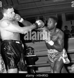 Ungeschlagen Schwergewichts-Boxer Lennox Lewis (r) hält Liverpools Noel Quarless mit einem direkt in die zweite Runde von ihren sechs-Runden Kampf an der York Hall in Bethnal Green, London. Stockfoto