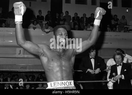 Ungeschlagen Schwergewicht Lennox Lewis feiert Sieg über Liverpools Noel Quarless an der York Hall in Bethnal Green, London. Stockfoto