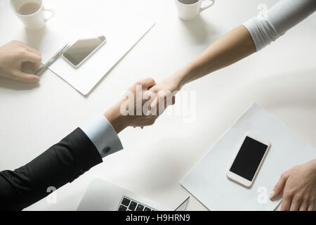 Draufsicht auf einen Händedruck zwischen Mann und Frau Stockfoto