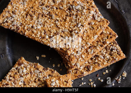 Dinkel und Müsli essen Kekse oder Zwieback einen gesunden knackigen Bio-snack Stockfoto