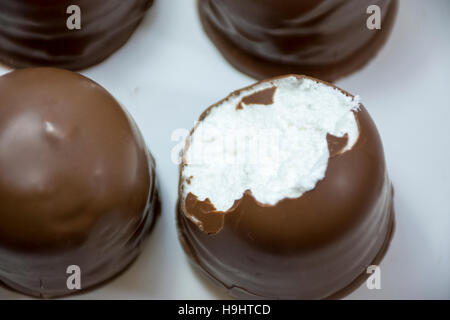 Schokolade-beschichteten Marshmallow behandelt, einer mit einem Biss, geschossen von oben Stockfoto