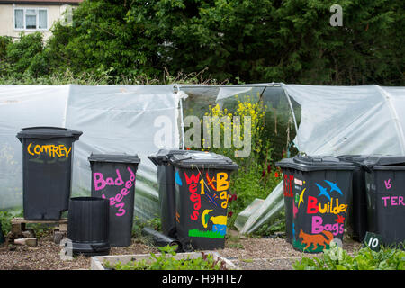 Recycling-Behälter im Golden Hill Community Garten in Bristol UK Stockfoto