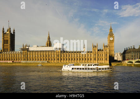 Big Ben und die Houses of Parliament (Palace of Westminster) auf der Themse mit einem Kreuzfahrtschiff, London UK Stockfoto