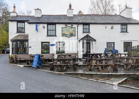 Die Britannia Inn öffentlichen Häuser im Dorf Elterwater in der Nähe von Ambleside im Lake District Stockfoto