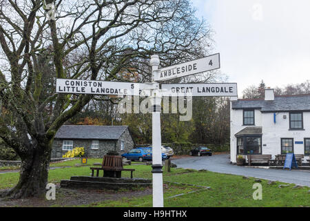 Wegweiser vor dem Britannia Inn öffentlichen Häuser im Dorf Elterwater in der Nähe von Ambleside im Lake District Stockfoto