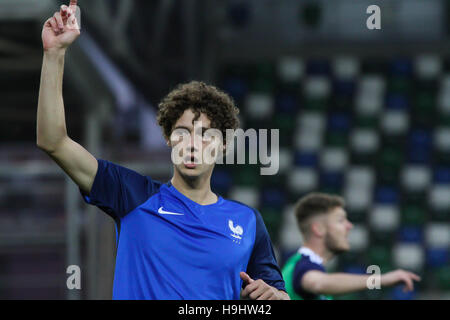 Nationale Fußball-Stadion im Windsor Park, Belfast. 11. Oktober 2016. Nordirland 0 France 3 (UEFA U21-Europameisterschaft - Qualifikation Spiel Gruppe C). Benjamin Pavard (21-blau) für Frankreich im Einsatz. Stockfoto