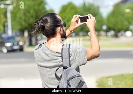 Hipster Mann unter Bild auf smartphone Stockfoto