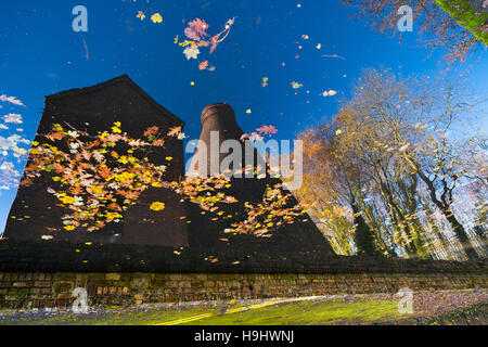 Coalport China Museumsbauten spiegelt sich in der Shropshire-Kanal im Herbst, Coalport, Shropshire, England, UK Stockfoto