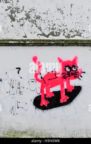 Graffiti - ein Cartoon rosa Katze auf eine Wand gesprüht. Stockfoto