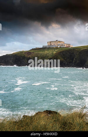 Schwere Wolken vom Sturm Angus über The Atlantic Hotel in Newquay, Cornwall Stockfoto