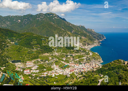 Die Aussicht auf Minori und die Bucht von Salerno an der Amalfi-Küste von Ravello, Italien. Stockfoto