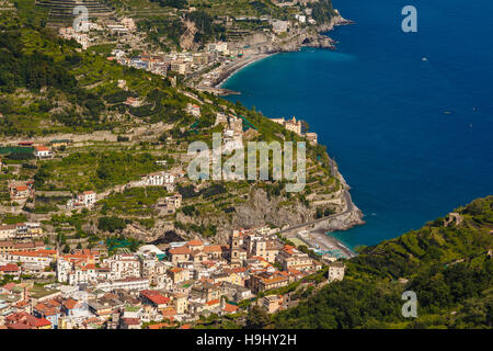 Die Aussicht auf Minori und die Bucht von Salerno an der Amalfi-Küste von Ravello, Italien. Stockfoto