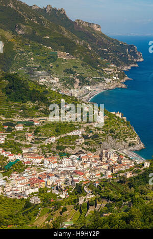 Die Aussicht auf Minori und die Bucht von Salerno an der Amalfi-Küste von Ravello, Italien. Stockfoto