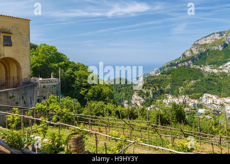 Der Blick von Ravello auf den terrassierten Hang Garten auf Atrani auf der Amalfi Küste, Kampanien, Italien Stockfoto