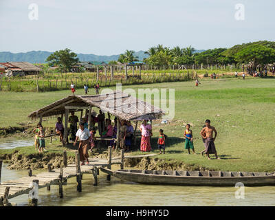 Menschen versammelten sich am Pier entlang des Flusses Kaladan zwischen Sittwe und Mrauk U in Rakhine State in Myanmar. Stockfoto