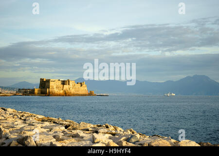 Neapel, Italien, Via Caracciolo und das Castel dell'Ovo Stockfoto