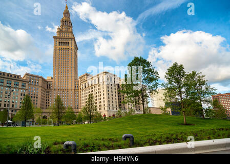 Clevelands Terminal Tower steht hoch über den neu renovierten öffentlichen Platz Stockfoto