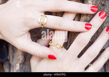 Weibliche Hände mit Sammlung von Hipster goldene Ringe Stockfoto