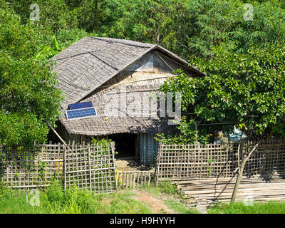 Traditionelles Haus aus Stroh in einem Dorf entlang des Flusses Kaladan im Rakhine-Staat von Myanmar. Stockfoto