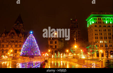 Clinton Square in Syracuse, New York, beleuchtet für Weihnachten Stockfoto