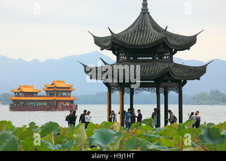 China, Zhejiang, Hangzhou, Westsee, Jixian Pavillon, Sightseeing Schiff, Personen, Stockfoto