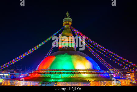 Renovierte Boudhanath Stupa beleuchtet für seine Einweihung in Kathmandu, Nepal Stockfoto