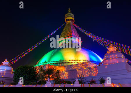 Renovierte Boudhanath Stupa beleuchtet für seine Einweihung in Kathmandu, Nepal Stockfoto