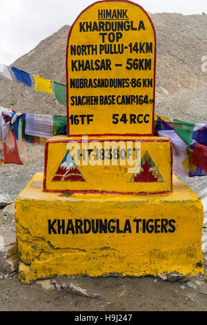 Denkmal zur Veranschaulichung des höchsten Punkt auf der Khardungla Raod Stockfoto