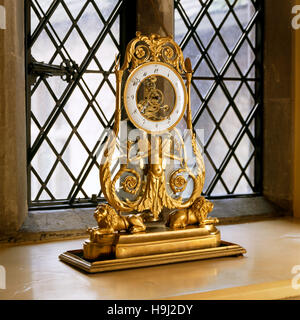 Einen französischen Kaiserreich, das 'Skelett' Uhr, c.1800, in der Windsor-Korridor in Anglesey Abbey. Stockfoto