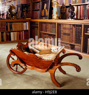 Die Bibliothek, vergrößerte Ansicht des späten georgischen Bibliothek Wheelbarow für den Transport von Büchern verwendet. Stockfoto