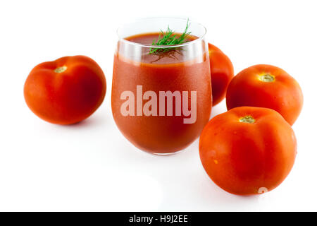 Kalten Tomatensaft in einem nebligen Glas dekoriert mit Dill und einer Gruppe von Tomaten auf weiß Stockfoto