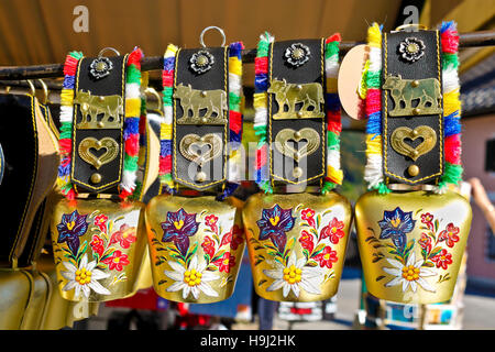 ST. GILGEN, Österreich - 3. Oktober 2011: Kunstvollen traditionellen Kuhglocken zum Verkauf in einen Souvenir-Shop in St. Gilgen. Stockfoto