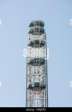 London, England - 29. Juli 2014: Touristen, die London Eye. Seitliche Sicht auf das London Eye mit Menschen im Inneren der Schoten. Stockfoto