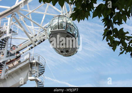 London, England - 29. Juli 2014: Touristen reiten das London Eye. Hautnah auf einem einzigen Pod des London Eye. Stockfoto