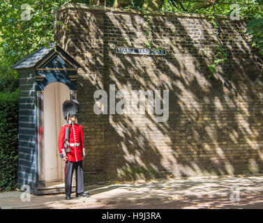 London, England - 29. Juli 2014: Royal Guard außerhalb St. James Palace, Stallhof Road, London gebucht. Stockfoto