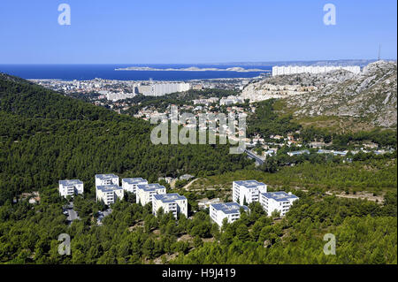 Kleine Gruppe auf Gebäudehöhen Marseille mit Sonnenkollektoren auf dem Dach ausgestattet. Stockfoto