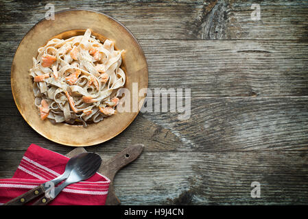 Frische Pasta mit geräuchertem Lachs in der sauce Stockfoto