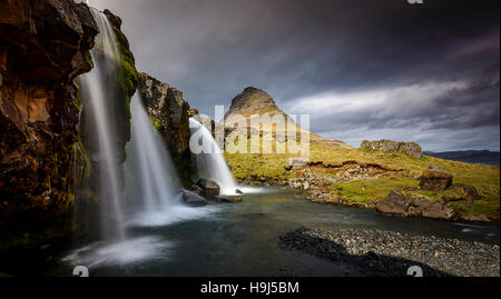 Kirkjufellfoss Wasserfall und Kirkjufell peak, Grundarfjordur, Snaefellsnes Halbinsel, Vesturland, Island Stockfoto