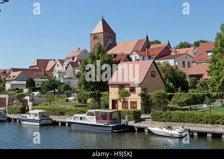 Kirche und Fluss Elde, Plau am See, Mecklenburgische Seenplatte, Mecklenburg-West Pomerania, Deutschland Stockfoto