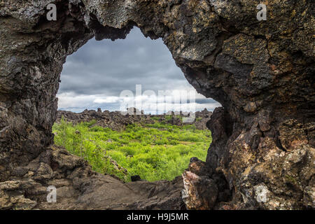 Dimmuborgir, Island, Troll Bereich, Rock Fenster, Blick durch die Felsen, Lavafeld, Vulkan, Vulkanlandschaft, Nordic, Stockfoto