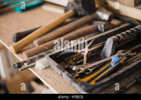 Stillleben-Tool-Box mit Nägeln Raspel und alte Werkzeuge Stockfoto