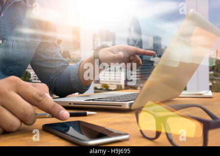 Fehlschüsse Silhouette eines Mannes Hände mit einem Laptop, junge beschnitten Stockfoto