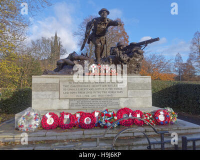 Das Cameronians (Scottish Rifles) Kriegerdenkmal steht an der südwestlichen Ecke von Kelvingrove Park in der Nähe von Kelvingrove Art Gallery Stockfoto