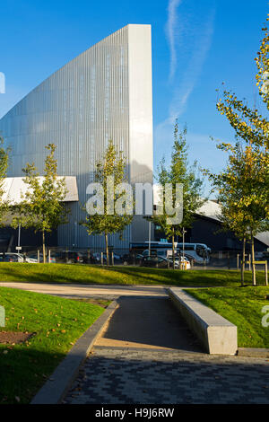 Imperial War Museum North aus dem neuen öffentlichen Raum (2014) außerhalb der ITV Studios, Salford Quays, Manchester, England, UK Stockfoto