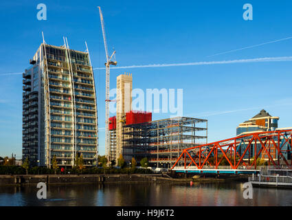 NV-Wohnungen und die Baustellen der "X 1 MediaCity" und "The Regent" Gebäude. Huron Waschbecken, Salford Quays, Manchester UK Stockfoto