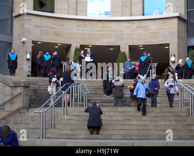 Universitätsabschluss in Glasgow royal Concert Hall schwappt die Schritte der Sauchiehall und Buchanan Street junction Stockfoto